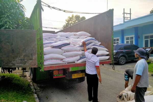 PERIKSA: Penyidik Tipikor Polres Binjai saat melakukan pemeriksaan truk bermuatan tawas yang masuk ke IPA PDAM Tirtasari di Marcapada, Rabu (17/6).  TEDY AKBARI/SUMUT POS.