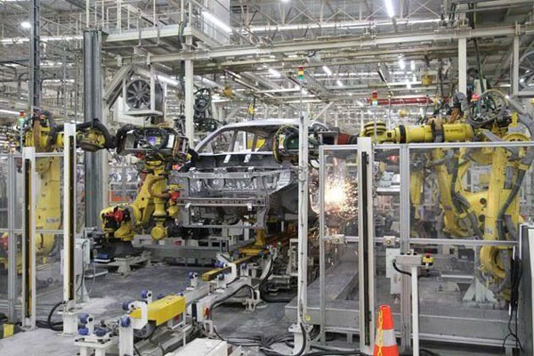 TEKNOLOGI: Industri kendaraan yang menerapkan teknologi robot.
