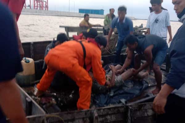 DITEMUKAN: Jasad remaja yang tenggelam di Pantai Olo, Belawan, ditemukan, Senin (15/6). SOPIAN/SUMUT POS
