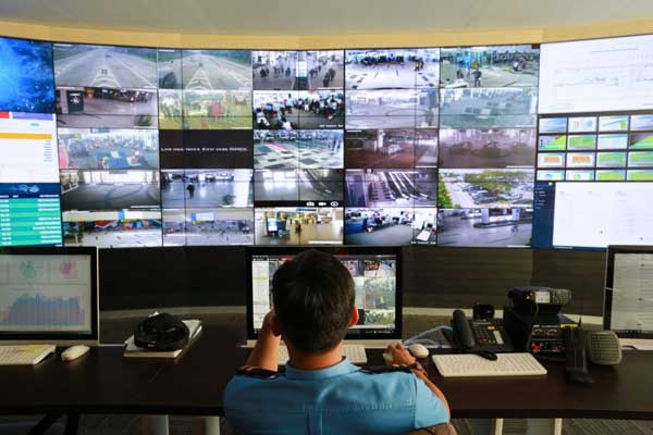 PANTAU: Petugas operator di KNIA memantau aktivitas calon penumpang melalui monitor CCTV, Senin (8/6) lalu. 