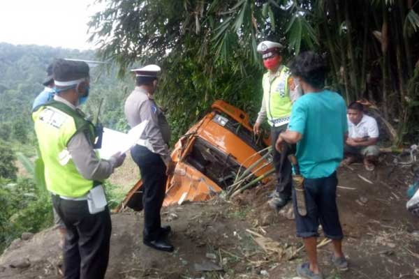 KECELAKAAN: Personel Lantas Polsek Pancurbatu melakukan olah TKP di lokasi kecelakaan, Rabu (17/6). SOPIAN/SUMUT POS.