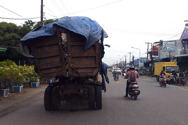 TRUK SAMPAH: Kondisi truk sampah yang tidak layak beroperasi saat melintas di ruas jalan kota di Medan Marelan. fachril/sumutpos
