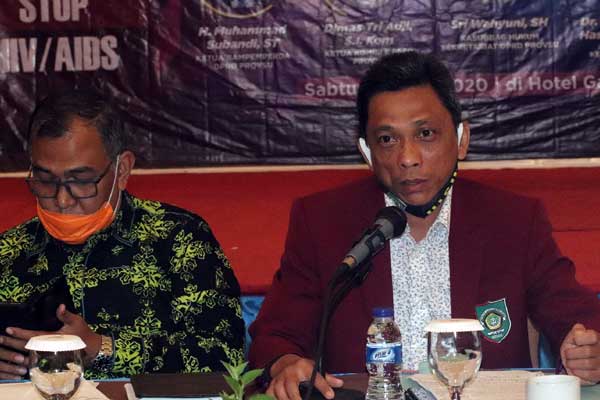 SAMBUTAN: Rektor UISU Yanhar Jamaluddin saat memberikan sambutan dalam FGD tentang penanggulangan HIV/AIDS di Garuda Plaza Hotel, Medan.