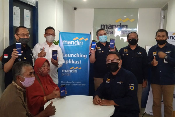 PELUNCURAN : Regional CEO Bank Mandiri Region I/ Sumatera 1, Wono Budi Tjahyono (kemeja putih) bersama nasabah dan jajaran saat peluncuran Mandiri Pintar.