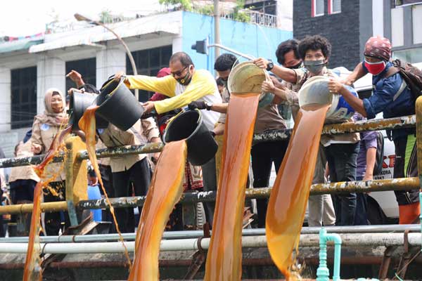 CUCI SUNGAI: Civitas Unpab bersama Kadin Sumut aksi cuci sungai menggunakan ekoenzim, saat memperingati Hari Lingkungan Hidup Sedunia.