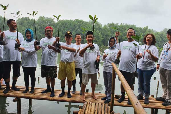 TANAM: Manajemen Epson saat menanam mangrove di kawasan Jakarta.
