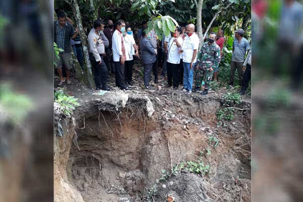 TINJAU: Bupati dan Ketua DPRD Karo meninjau lokasi longsor di Desa Nageri, Kecamatan Juhar, Rabu (17/6). TEDDY AKBARI/SUMUT POS.