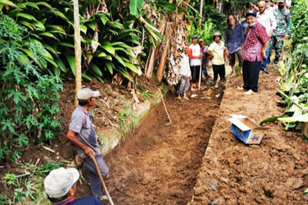 TINJAU: Bupati Karo meninjau saluran irigasi yang dibenahi warga Desa Sukatendel.