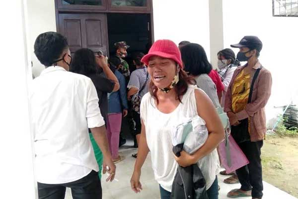 GERUDUK: Puluhan warga Desa Percut, Kecamatan Percut Seituan menggeruduk Kantor Dinas Sosial Deliserdang meminta bantuan sosial terdampak pandemi Covid-19. BATARA/SUMUT POS