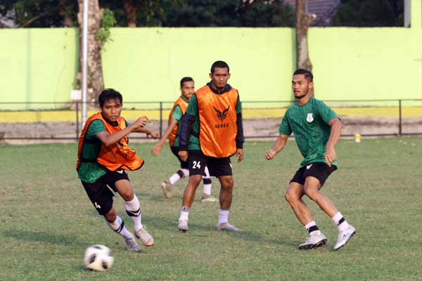 BERLATIH: Para pemain PSMS Medan saat berlatih di Stadion Mini Kebun Bunga Medan, beberapa waktu lalu. Triadi Wibowo/sumut pos