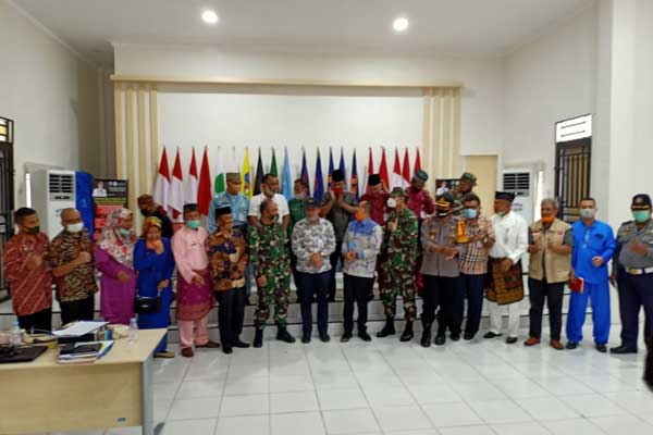 Dok. Sumut Pos FOTO : Usai penandatanganan fakta integritas 6 poin instruksi Bupati, Ketua Gugus Tugas Covid-19 Kabupaten Batu Bara, yang juga menjabat sebagai Bupati Batu Bara Ir. H. Zahir, MAP berswa foto bersama internal Forkompinda GTPP COVID-19 Batu Bara, Jumat (5/6) di Posko Covid-19 aula Dinkes Batu Bara, Jalan Perintis Kemerdekaan Lima Puluh, Kecamatan Lima Puluh.