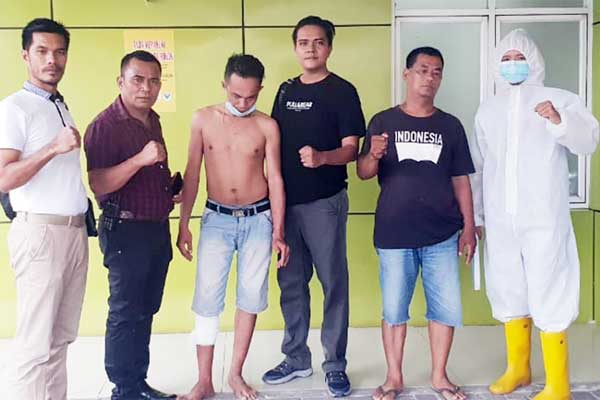 DIAMANKAN: Iskandar (tengah) ditembak petugas karena hendak melarikan diri dan melaawaan petugas.