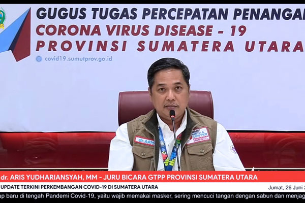 LIVE: Jubir GTPP Covid-19 Sumut, Aris Yudhariansyah, melakukan konferensi video perkembangan Covid-19 secara live di Media Center, Kantor Gubsu, Medan, Jumat (26/6). 