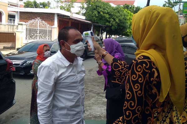 CEK SUHU TUBUH: Gubsu Edy Rahmayasi dicek suhu tubuhnya ketika hendak meninjau pasien penderita tumor ganas di RS Khusus Bedah Accuplast, Jalan Sei Bahbolon, Medan, Kamis (11/6) sore.