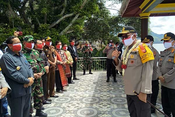 DISAMBUT: Kapoldasu Irjen Pol Martuani Sormin dan rombongan disambut Bupati Samosir, dan tokoh masyarakat, Kamis (4/6).