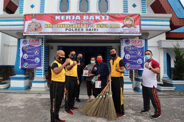 BERFOTO: Kapolres Dairi AKBP Leonardo Simatupang (2kiri) didampingi Wakapolres Kompol David Silalahi serta PJU Polres Dairi berfoto bersama usai menyerahkan alat kebersihan kepada pengurus rumah ibadah.