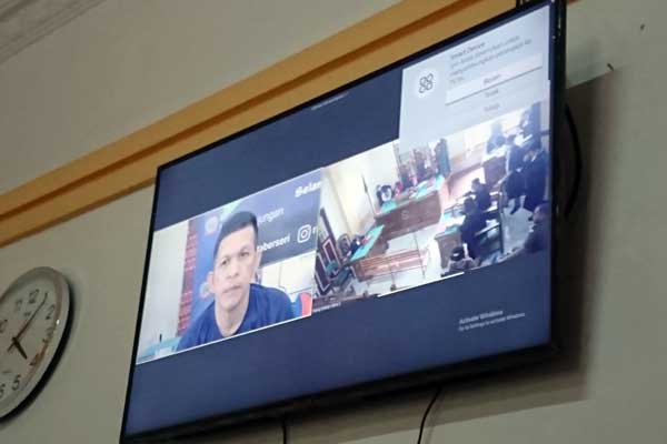 DIPUTUS: Azwar alias Way (layar monitor), terdakwa kurir ribuan butir ekstasi menjalani sidang putusan, Senin (8/6).