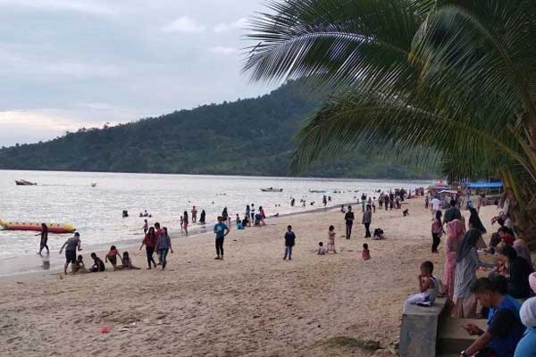 RAMAI: Suasana di Pantai Pandan di Kabupaten Tapteng terlihat ramai saat lebaran pertama.
