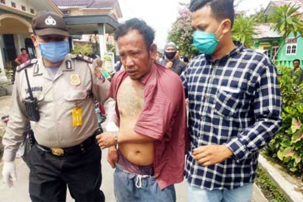 TANGKAP: Petugas Polres Tebingtinggi mengamankan Jalohon pelaku jambret dari amukan massa.