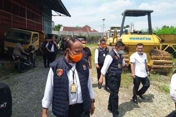 GELEDAH: Tim Tipikor Polda Sumut saat melakukan penggeledahan di gudang perlengkapan dan ruangan BBPJN II Medan Satker Pelaksanaan Jalan Nasional, Senin (8/6) siang.