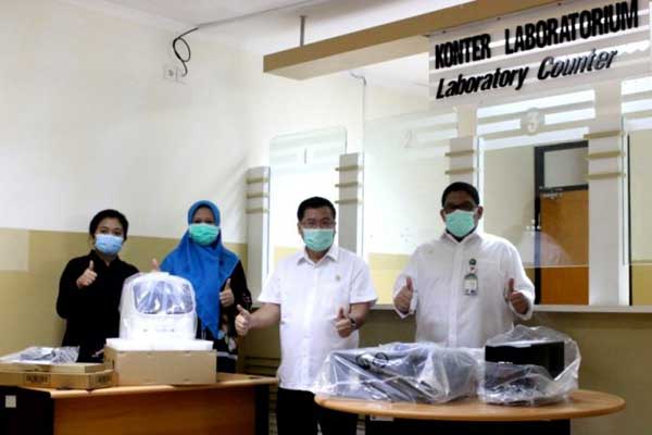 SERAHKAN: Anggota DPR RI Sofyan Tan (dua kanan) bersama Dirut RS USU, Dr dr Syah Mirsya Warli SpU(K) saat serah terima satu unit alat PCR dari Kemendikbud, Kamis (11/6).