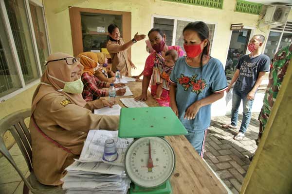 BANSOS:Warga mengambil bansos tahap II di Kelurahan Mabar Kecamatan Medan Deli, baru-baru ini.