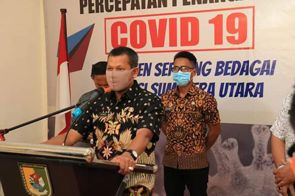 JUBIR COVID: Drs Akmal MSi saat menyampaikan data terbaru positif Covid-19 di Kabupaten Sergai, Minggu (12/7).