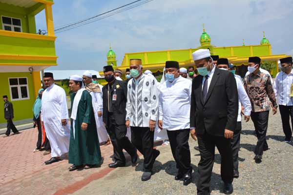 TINJAU: Bupati Langkat Terbit Rencana PA saat meninjau Pesantren Modern Nuur Ar-Radhiya, di Desa Pematang Tengah Kecamatan Tanjung Pura, Langkat. Ilyas effendy/ Sumut Pos.