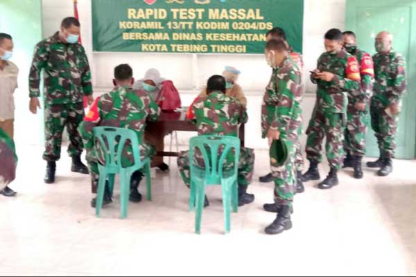 Rapid Test: Dinas Kesehatan Kota Tebingtinggi bersama TGTPP Covid -19 melakuan rapid test kepada 60 angota Kodim Koramil 13 Tebingtinggi 0204 DS.sopian/sumu tpos.