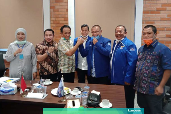 SALAM KOMANDO: Akhyar Nasution salam komando dengan Ketua Bappilu DPP Partai Demokrat, Andi Arief, didampingi Wasekjend DPP Demokrat Irwan, Plt Ketua DPD Partai Demokrat Sumut Herri Zulkarnain Hutajulu, Ketua DPC Partai Demiokrat Medan Burhanuddin Siteou dan lainnya di kantor DPP Partai Demokrat, Jakarta, 14 Juni 2020 lalu.