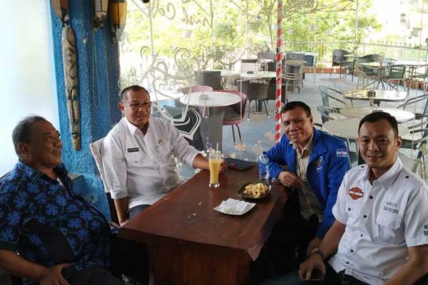 AKRAB: Akhyar Nasution bersama Ketua DPC Partai Demokrat Medan Burhanuddin Sitepu dan pengurus Demokrat lainnya, dalam satu kesempatan, belum lama ini.