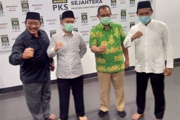 SEPAHAM: Akhyar Nasution foto bersama Ketua PKS Sumut, H Hariyanto, Plt Ketua PKS Medan, Salman Alfarisi, dan Ketua Demokrat Medan, Burhanuddin Sitepu di Kantor DPW PKS Sumut, Selasa (14/7) malam.