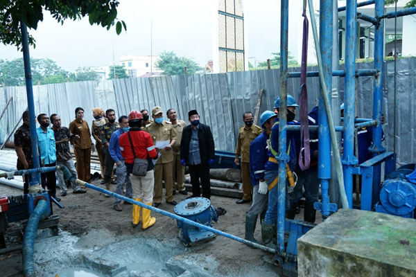 TINJAU: Anggota DPR RI dari Partai Demokrat Abdul Wahab Delimunthe didampingi Wali Kota Binjai meninjau pembangunan sumur bor di kawasan Lapangan Merdeka Sri Mersing, Jalan Sutomo Kota Tebingtinggi, Senin (6/7).SOPIAN/SUMUT POS.
