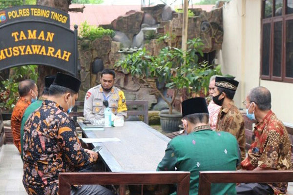 SILATURAHIM: BWI Kota Tebingtinggi ketika diterima Kapolres Tebingtinggi AKBP James P Hutagaol di Taman Musyawarah. sopian/sumut pos.