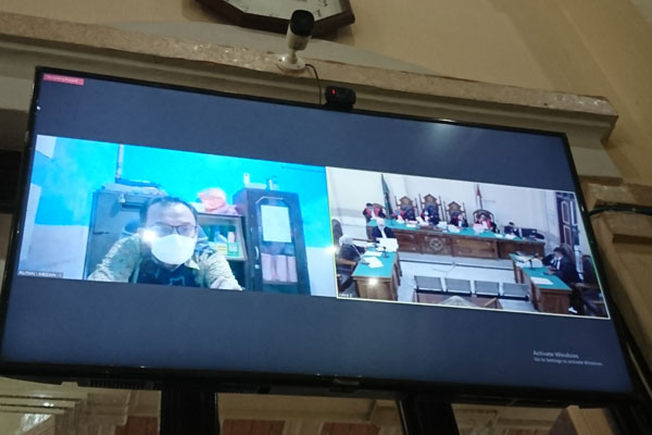 SIDANG EKSEPSI: Maulana Ahkyar Lubis (layar monitor) terdakwa kasus korupsi Bank Sumut, saat menjalani sidang eksepsi, Senin (13/7). AGUSMAN/SUMUT POS.