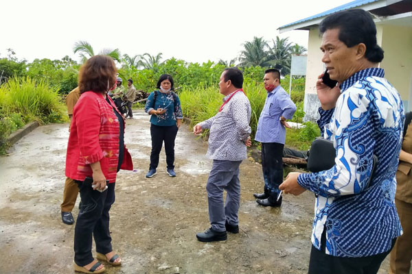 TINJAU: Rombongan DPRD Sumut saat meninjau perumahan nelayan di Ture Zo’uliho Desa Muzoi Lahewa Timur, Kabupaten Nias Utara, Selasa(7/7).