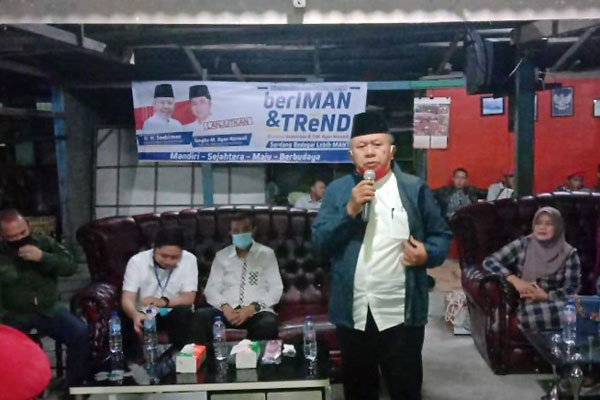 SAMBUTAN: Bupati Sergai Ir H Soekirman memberikan sambutan saat bersilaturahim dengan masyarakat Perbaungan, Rabu (22/7).