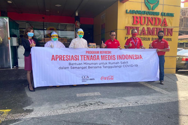 BANTUAN:Coca-Cola Indonesia dan Coca-Cola Amatil Indonesia (CCAI) menyalurkan sebanyak 65.500 botol produk minuman ke salah satu rumah sakit rujukan Covid-19.istimewa/SUMUT POS.