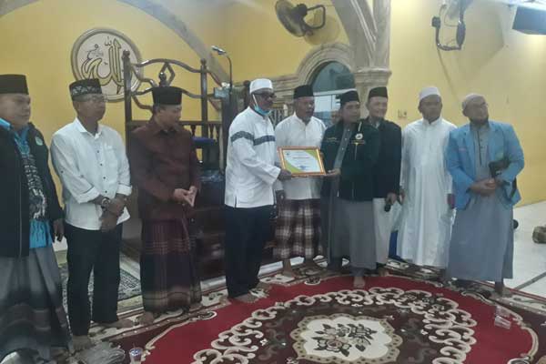 CENDERAMATA: Ketua BKM Ubudiyah Pangkalan Brandan menerima cenderamata dari DMI Sumut usai melaksanakan salat subuh berjamaah.Ilyas effendy/ Sumut Pos.