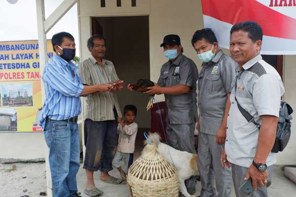 SERAHKAN: Wakil Ketua DPC Koswari Karo menyerahkan ayam kepada Betesda.solideo/sumut pos.