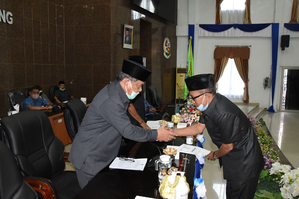 BERIKAN: Wakil Ketua DPRD Deliserdang Amit Damanik memberikan ranperda kepada Wakil Bupati Deliserdang, HM Ali Yusuf Siregar.BATARAi/sumut pos.