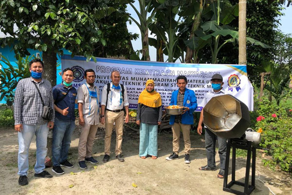 BERSAMA: Tim Pelaksana PKM Fakultas Teknik UMSU foto bersama usai membuat mesin bumbu keripik ubi untuk meningkatkan produksi pelaku insudtri rumah tangga di Desa Sidodadi Ramunia, Deliserdang, Selasa (30/6).