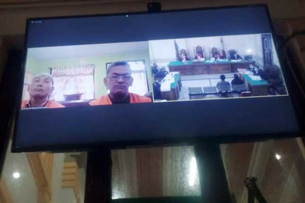 SIDANG: Plt Kadis Kebersihan Kota Tanjungbalai, Harmeini dan Direktur II CV Noprizal Azari, Asshawin Batubara (layar monitor) menjalani sidang lanjutan digelar secara virtual di PN Medan, Senin (27/7).man/sumut pos.