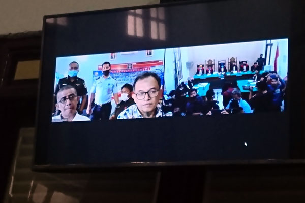 SIDANG: Direktur Kapital Market PT Securitas, Andri Irvandi dan Pimpinan Divisi Treasuri PT Bank Sumut, Maulana Akhyar saat mengikuti sidang secara virtual, Senin (6/7).