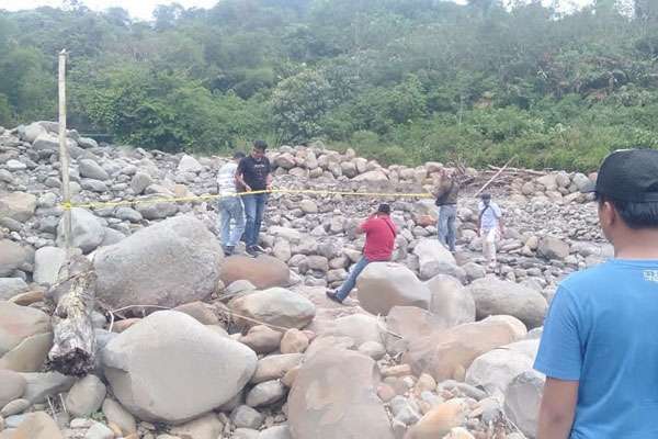 POLICE LINE: Petugas Tipiter Polres Deliserdang memasang garis police line di wilayah penambangan batu PT AM di Dusun I, Desa Manumpak B, Kecamatan STM Hulu, baru-baru ini.BATARA/SUMUT POS.