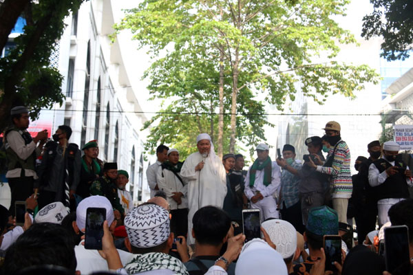 TOLAK RUU HIP: Wasekjend MUI, Ustad Tengku Zulkarnaen bersama elemen masyarakat dan ormas di Sumut menolak RUU HIP di Gedung DPRD Sumut, Jumat (3/7).