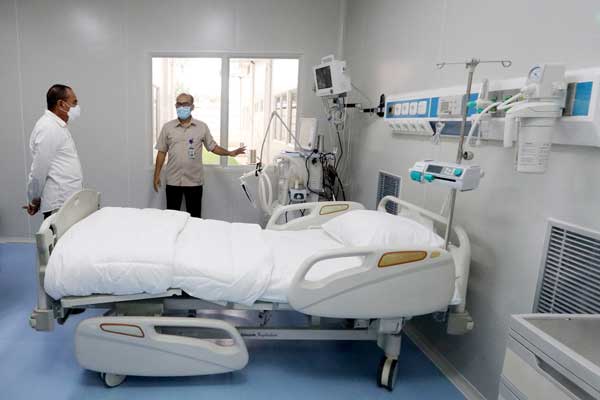 TINJAU Gubernur Sumut, Edy Rahmayadi meninjau ruang isolasi tambahan untuk menampung pasien Covid 19 yang dibangun tepat berada di belakang Rumah Sakit Adam Malik, Jalan Cardiac Center Medan, Senin (20/7).