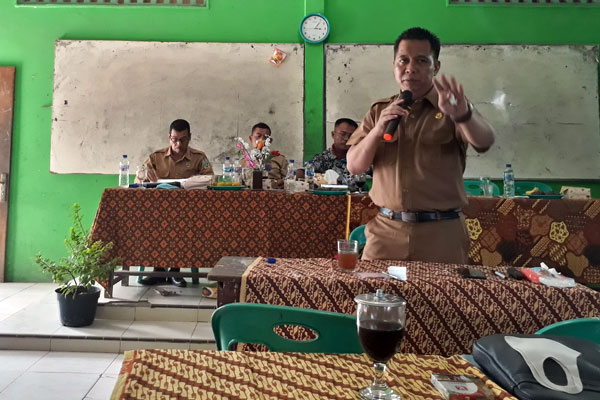 ARAHAN: Kacabdis Stabat Dinas Provsu, Ichsanul Arifin Siregar memberikan arahan kepada MKKS SMK Negeri dan swasta se-Langkat,Selasa (21/7).