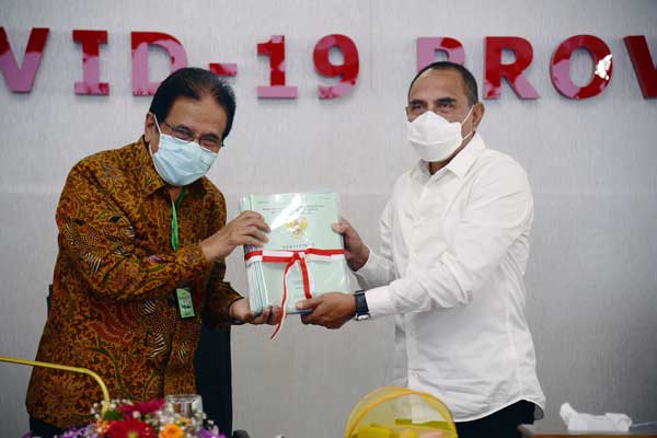 SERAHKAN Menteri ATR dan Kepala BPN Sofyan Djalil menyerahkan sejumlah sertifikat tanah di Sumut kepada Gubsu Edy Rahmayadi saat Rakor Penanganan dan Penyelesaian Masalah Pertanahan di Sumut di Pendopo Rumah Dinas Gubernur, Rabu (29/7).