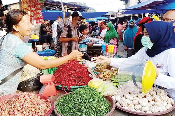 BELANJA: Hj Nurul Khairani Akhyar bersama Relawan Jadikan Akhyar Medan Satu (JAMU) saat berbelanja di pasar.adezulfi/sumut pos.